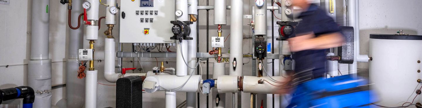 Ein Techniker kommt mit Werkzeug zum Arbeitsplatz