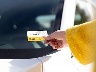 Ladekarte vor Auto