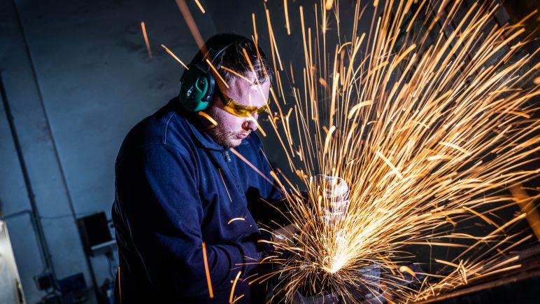 Eine Person schneidet etwas zu